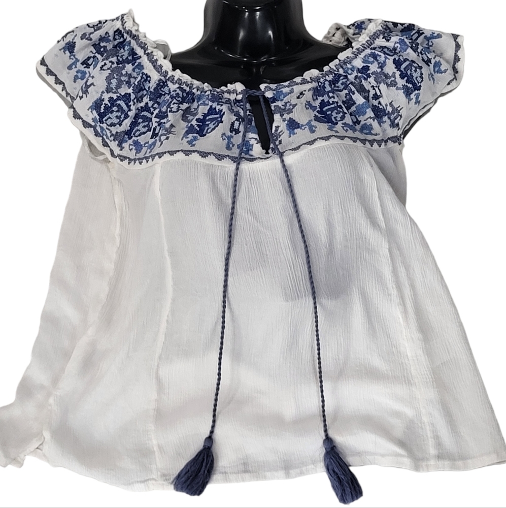 Womens Love stitch blouse size M. Tie front floral design